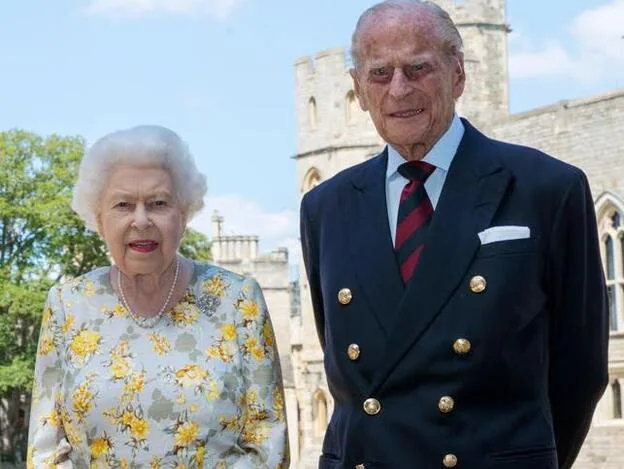 Imagen con la que la casa real británica celebra el 99 cumpleaños de Felipe de Edimburgo. Pincha sobre la foto para hacer un repaso de los momentos más significativos de la vida del marido de la reina Isabel de Inglaterra./twitter.