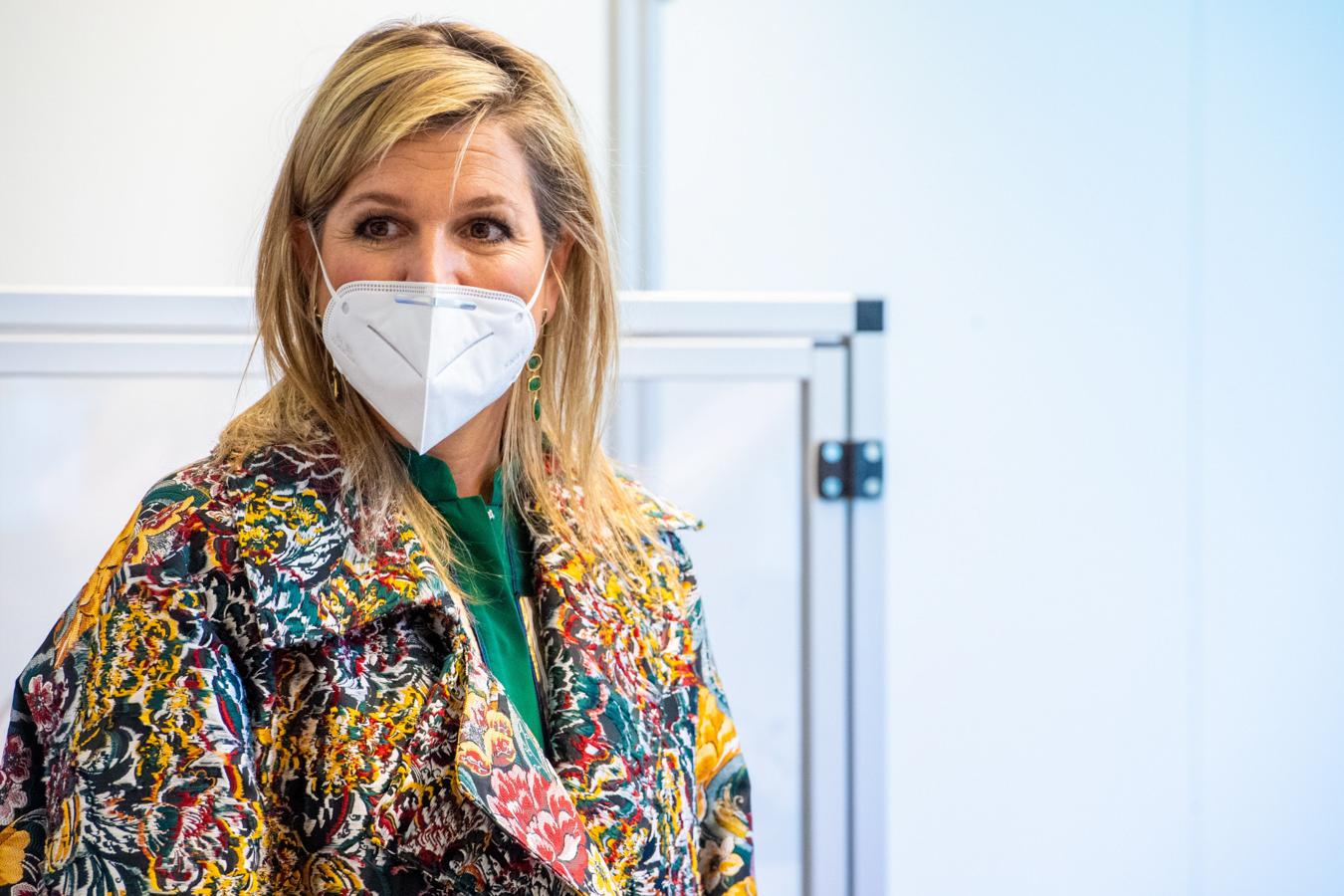 Máxima de Holanda con la mascarilla de seguridad