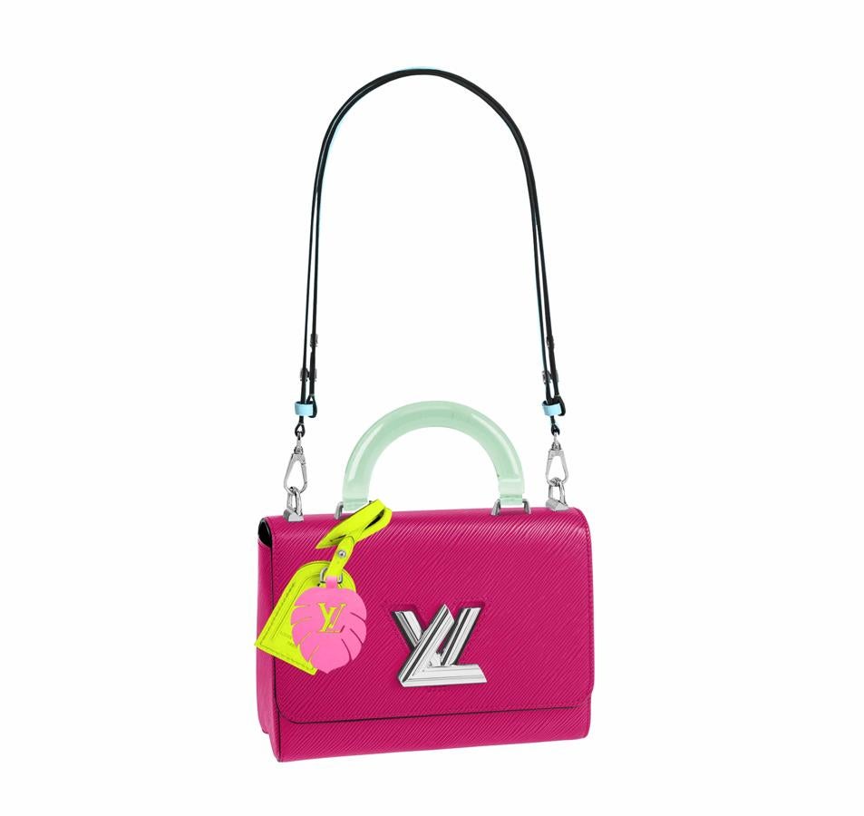 El bolso que más favorece y que mejor combina con cualquier look es de color rosa