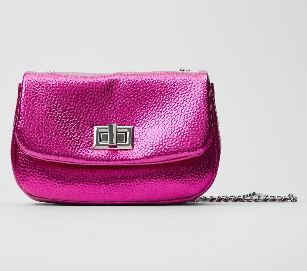 El bolso que más favorece y que mejor combina con cualquier look es de color rosa