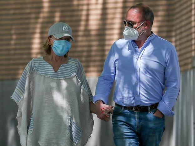 Mila Ximénez junto a su hermano Manolo, uno de sus grandes apoyos en esta lucha contra el cáncer. Pincha sobre la foto para ver el antes y el después de los presentadores y colaboradores de 'Sálvame'./gtres.