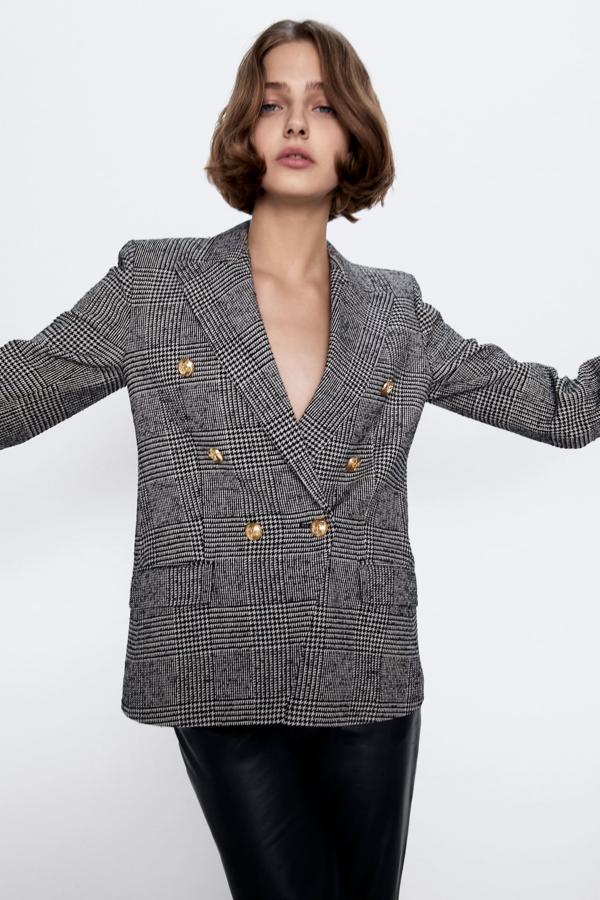 Las blazer rebajadas que necesitas para darle un aire nuevo a tus looks de oficina