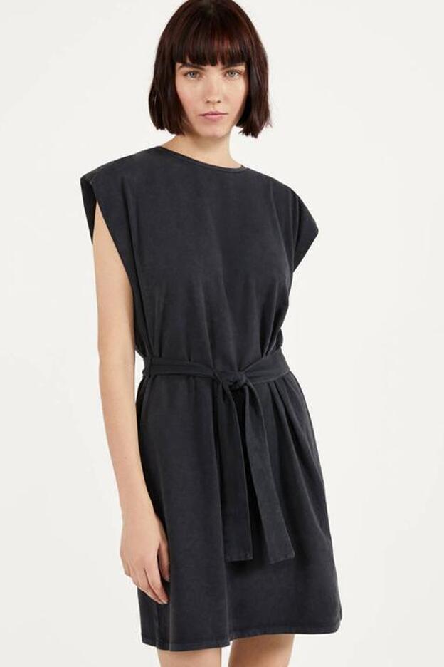 El vestido negro con hombreras más barato está en las rebajas de Bershka.