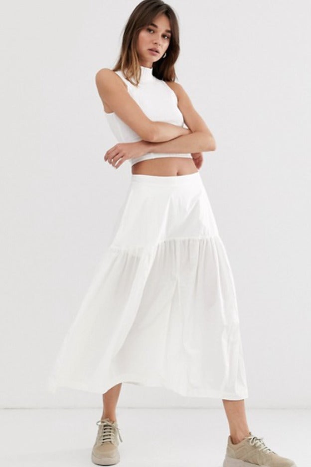 Una alternativa de falda blanca que nos encanta, de Weekday en Asos.