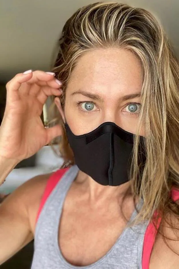 El selfie de Jennifer Aniston con el que se ha sumado al reto #WearADamnMask. Pincha en la foto y descubre cómo llevan la mascarilla con estilo las famosas e influencers./Instagram