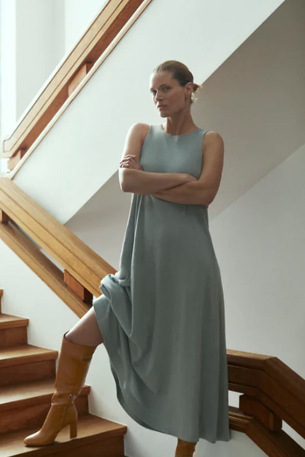 Fantástica combinación de un vestido camiseta de verano con botas de piel.