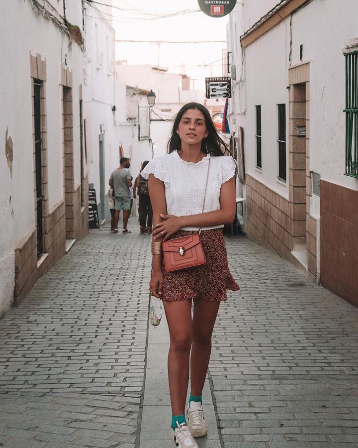 Minifalda estampada y zapatillas