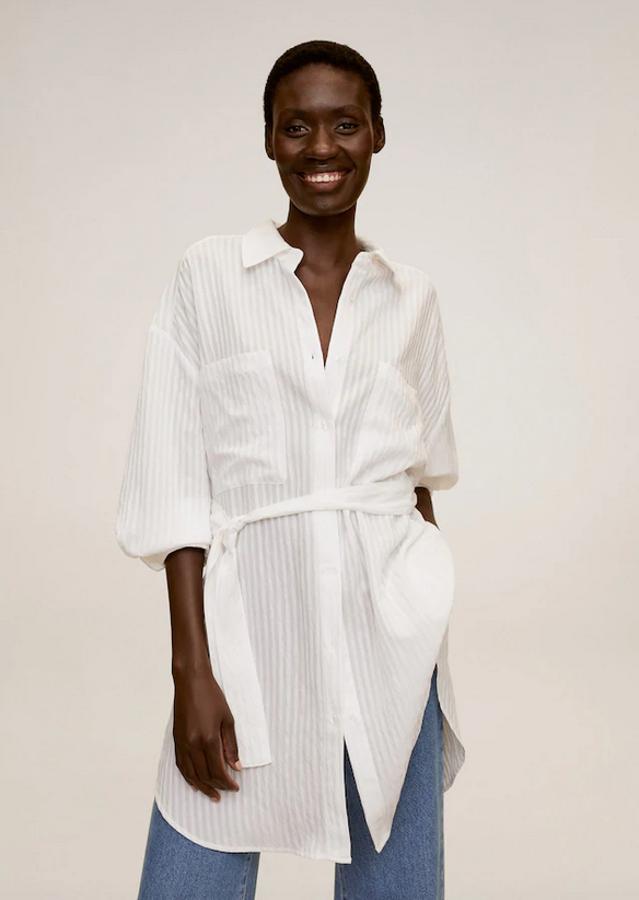 Camisa oversize, la prenda comodín del verano que puedes llevar a la playa o a una cena con amigos