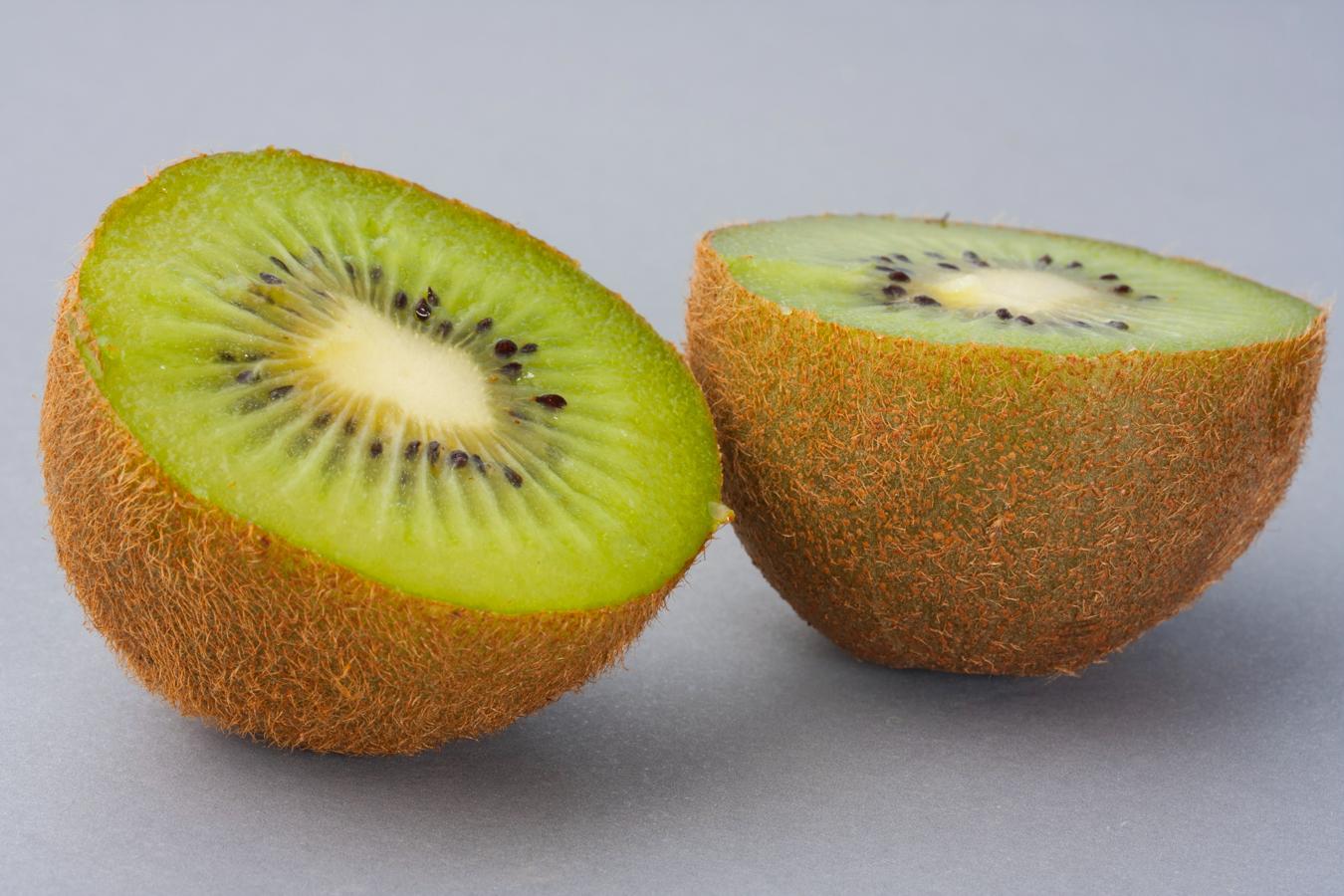 Kiwis verdes y amarillos: pequeñas bombas de vitamina C