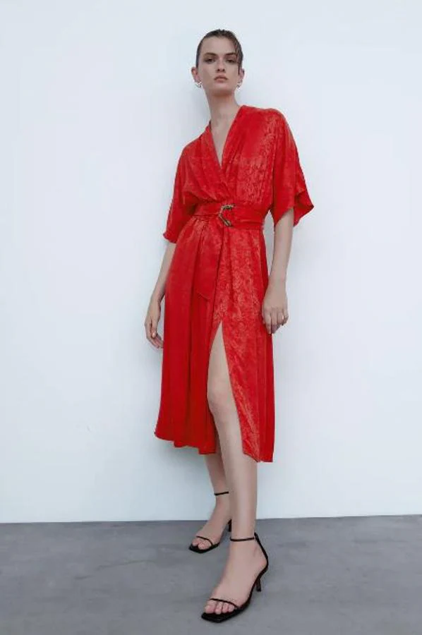 Fotos: 13 vestidos rojos muy originales para triunfar con el color con el que siempre se acierta | Mujer