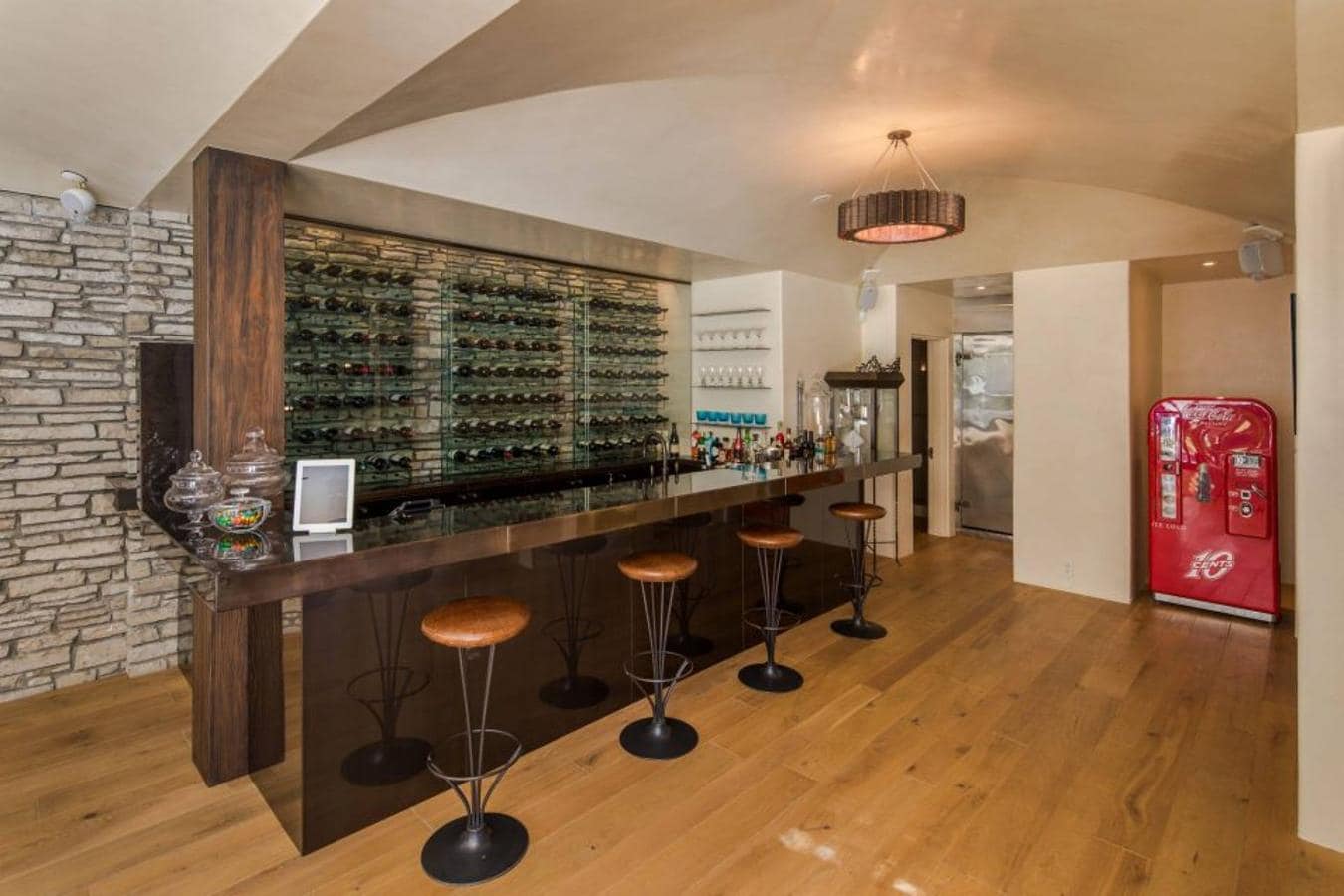 Las fotos de la casa de Jennifer Aniston y Brad Pitt: el bar