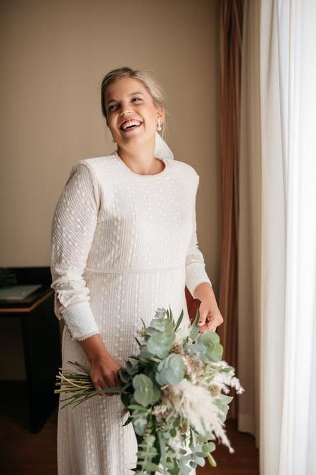 MAría, con vestido de novia de Zara y ramo de Blumenaria. Foto: Ana Encabo Photo.