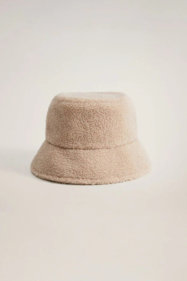 Sombrero bucket confeccionado en borreguillo, de Mango.