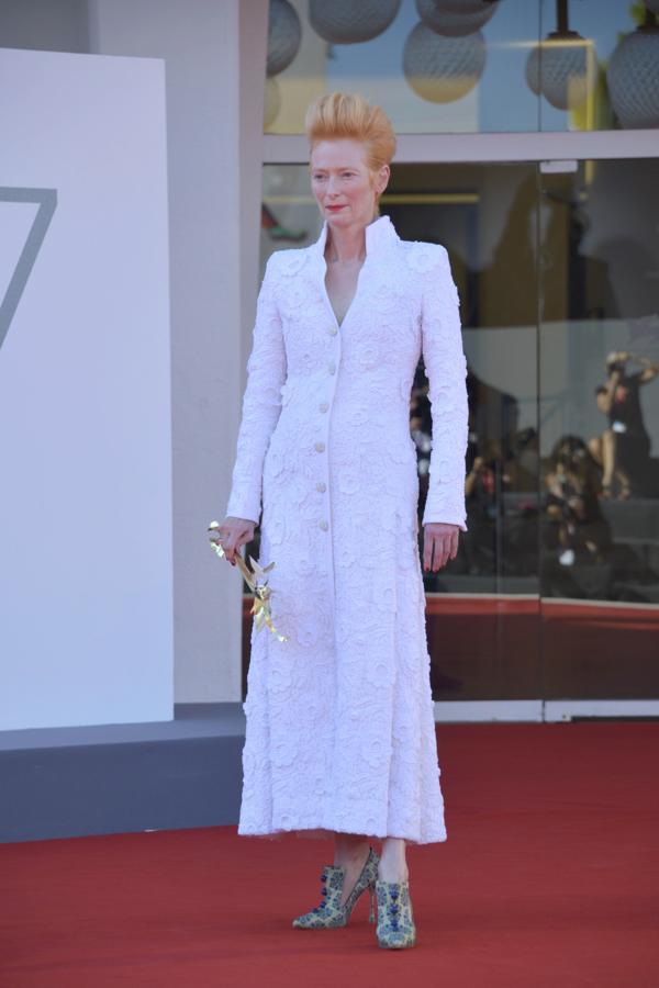 Tilda Swinton en la alfombra roja de 'La piel humana' en el Festival de Venecia