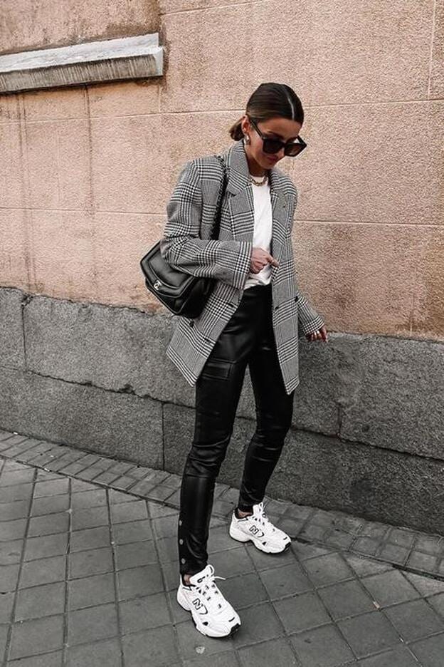 de cuadros y pantalones piel: hemos encontrado en el Instagram de Primark el de entretiempo más bonito y barato ir a la oficina | Mujer Hoy