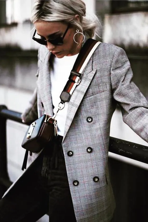 Cinco blazers de cuadros perfectas para llevar a looks la más funcional del | Mujer Hoy