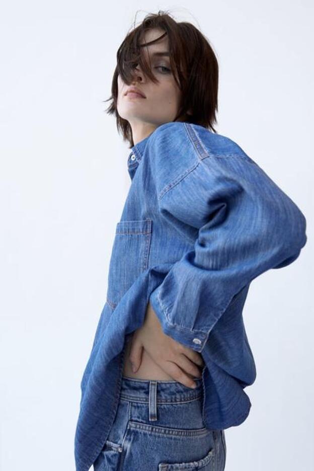 La camisa vaquera que lleva Vicky Martín Berrocal es este modelo de Zara. Cuesta 19,95 euros.