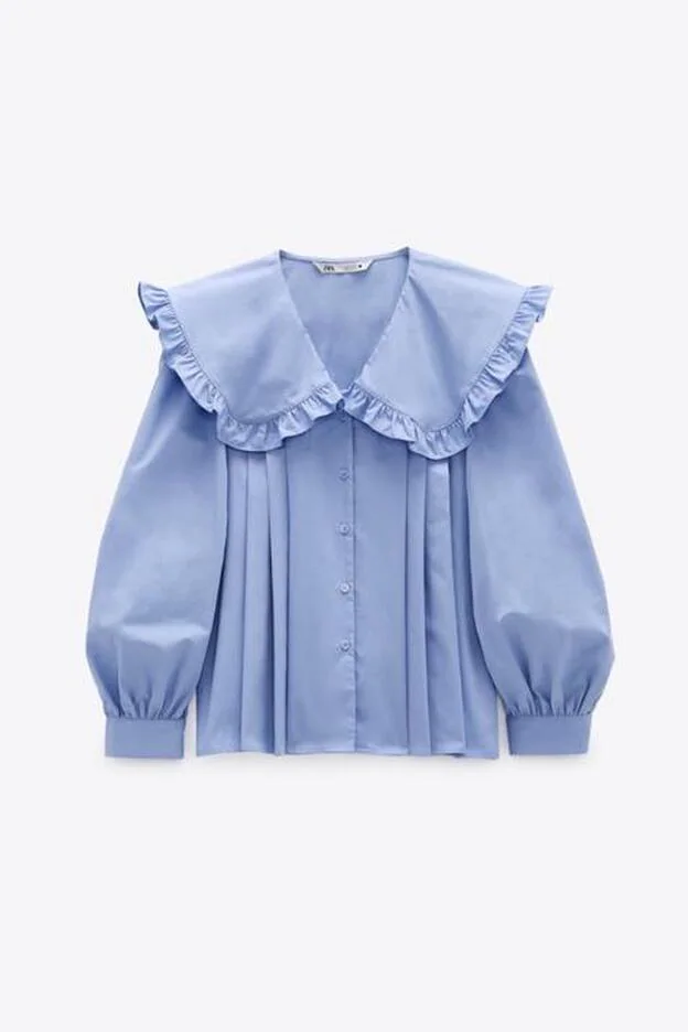 La propuesta de Zara es en color azul y con volumen (29,95 euros). Ya se esta empezando a agotar en las tallas más pequeñas.
