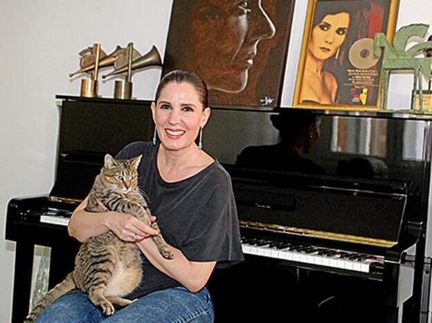 Diana Navarro posa con su gata./Esther Granada