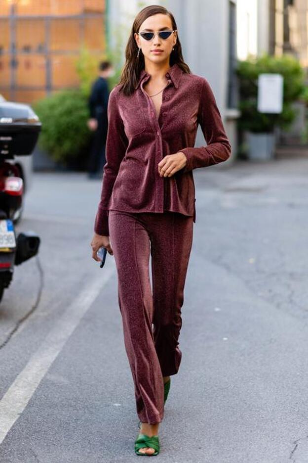 Irina Shayk con un look pijamero de la nueva colección Studio de H&M.