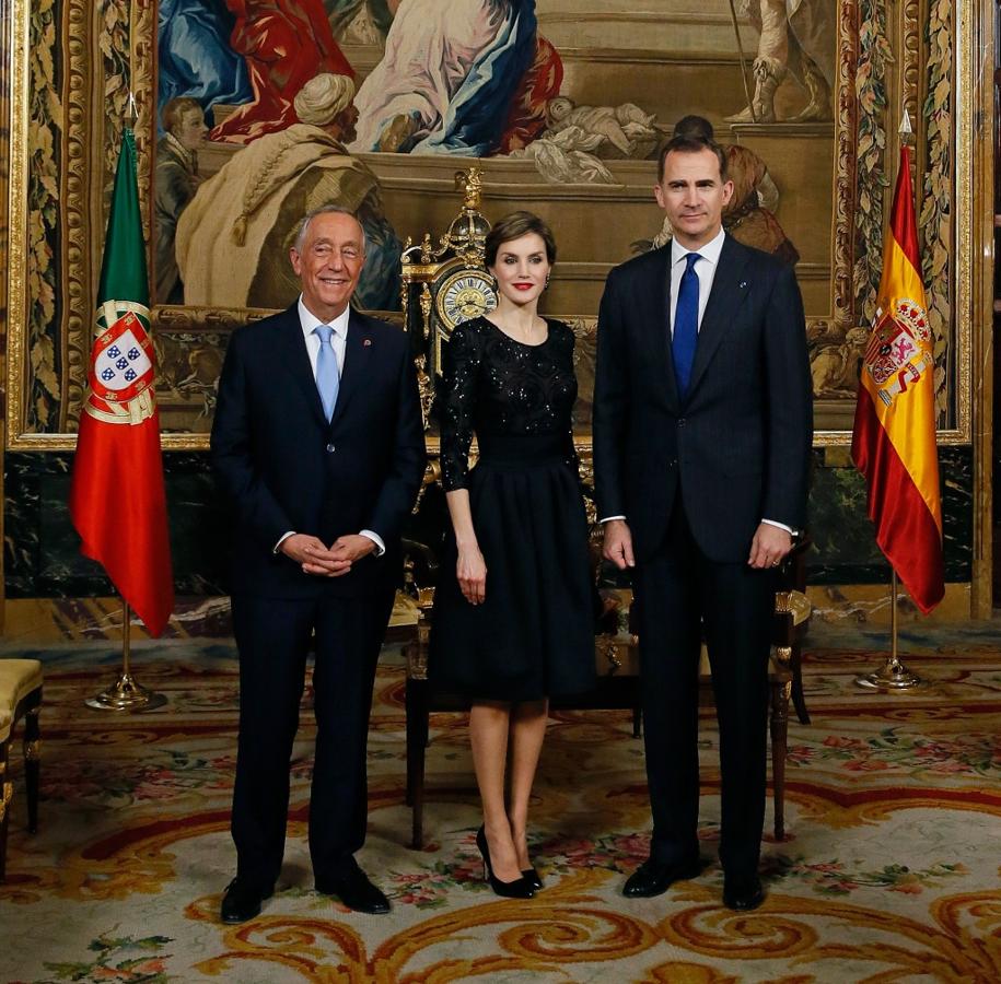 Así llevó la Reina Letizia su look 'total black' de noche con la falda de Hugo Boss
