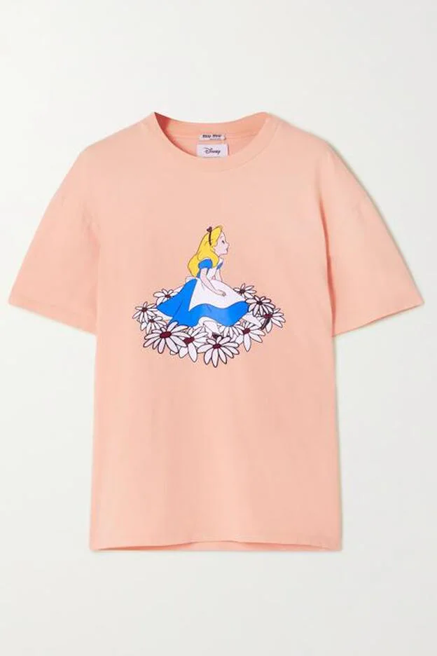 Camiseta de algodón con estampado de Alicia en el País de las Maravillas, de Miu Miu (450 €).