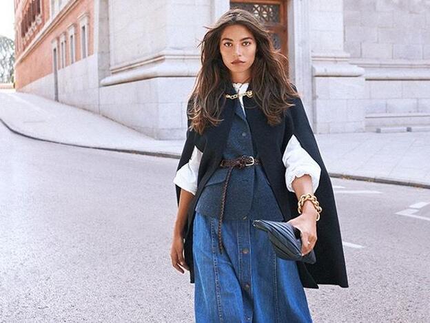 Falda vaquera y abrigo capa: así es el look más y favorecedor otoño en Instagram | Mujer Hoy