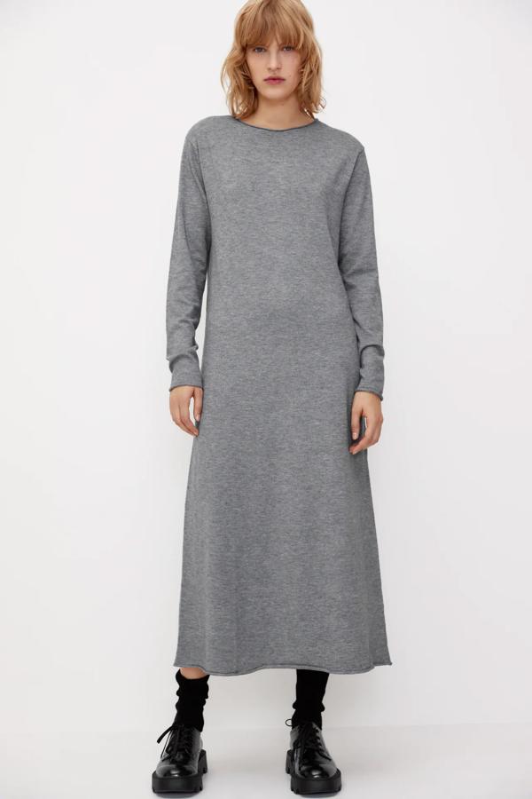 Vestido largo de punto de cuello redondo y bajo acabado en evasé en gris vigoré de Zara: 29,95 euros. Disponible en S, M, L