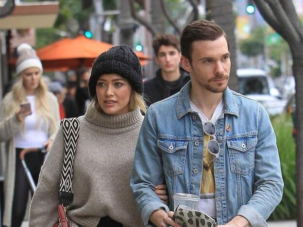 Hilary Duff y Matthew Koma paseando. PIncha sobre la imagen y descubre las famosas que se han convertido o se van a convertir en madres en 2020./gtres