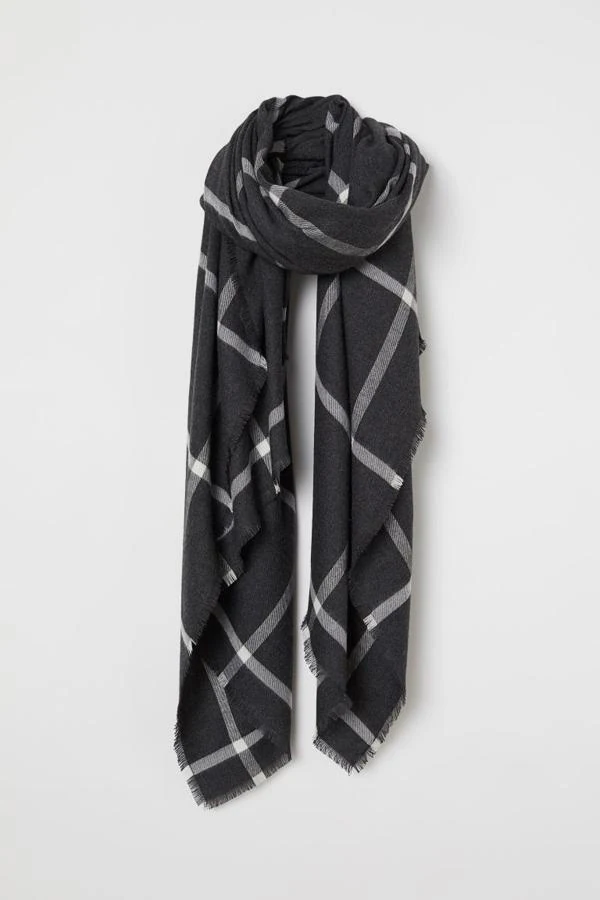 Ha llegado el momento de escoger la bufanda con la que vas a acompañar tus estilismos otoñales