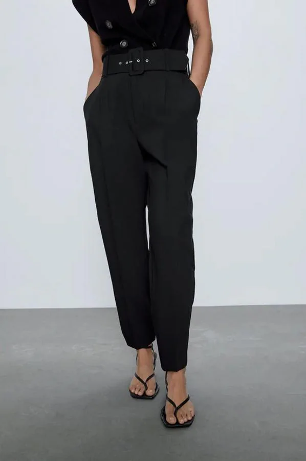 Pantalones negros perfectos para combinar con todo que además estilizan la figura | Mujer