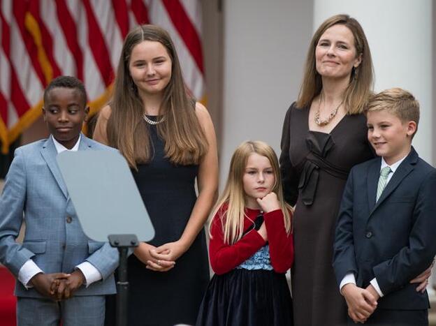 Amy Coney Barrett junto a sus hijos./gtres