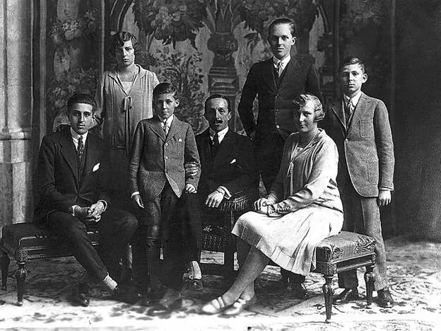 El Rey Alfonso XIII junto a sus hijos./D.r.