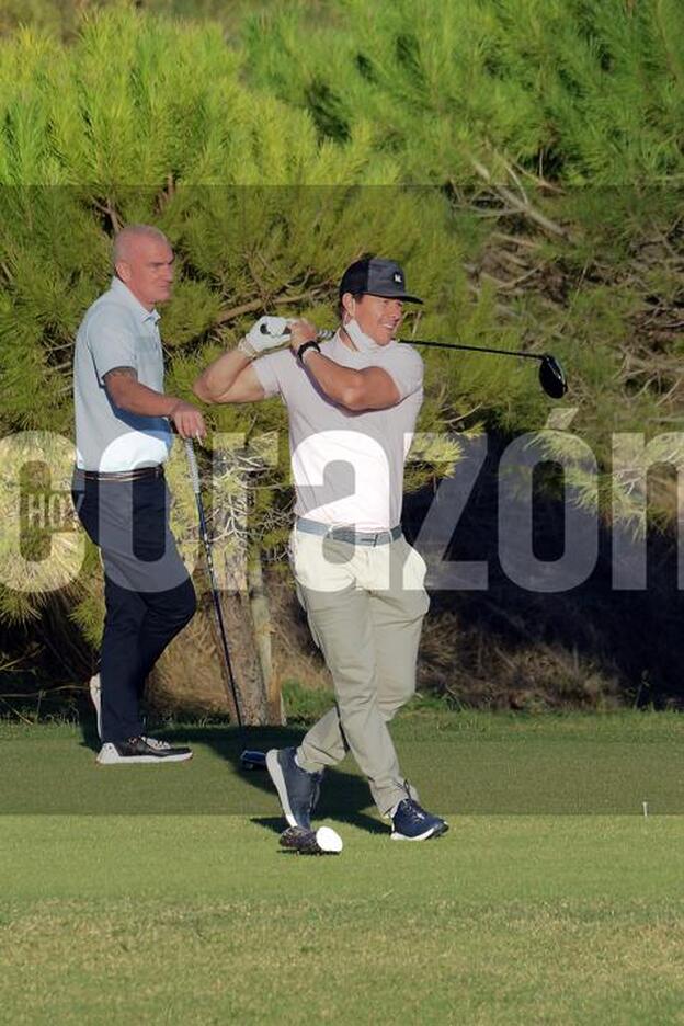 El actor Mark Wahlberg jugando al golf en Sitges./Agencias (D.r.)