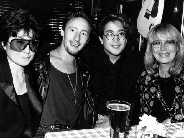 Yoko Ono y Cynthia Powell, viudas de John Lennon, junto a sus hijos Sean y Julian.