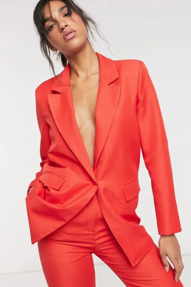 Tenemos el look con traje rojo de tus sueños en todas las tallas y al precio cost de Asos (es la mejor compra del mes) Mujer Hoy