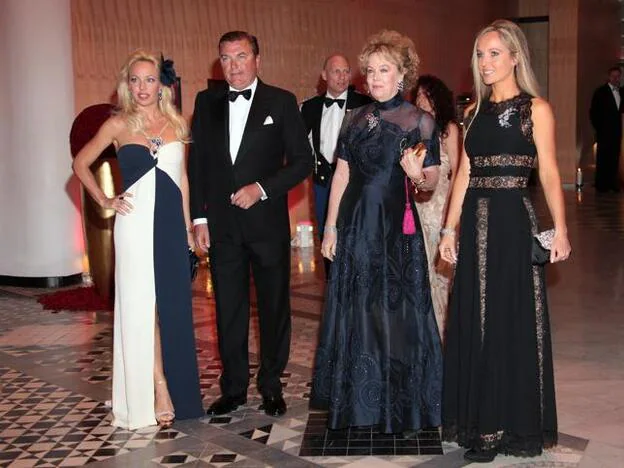 Camilla y Carlos de Borbón Dos Sicilias junto a Edy Vassel y Christiana Crociani./Gtres
