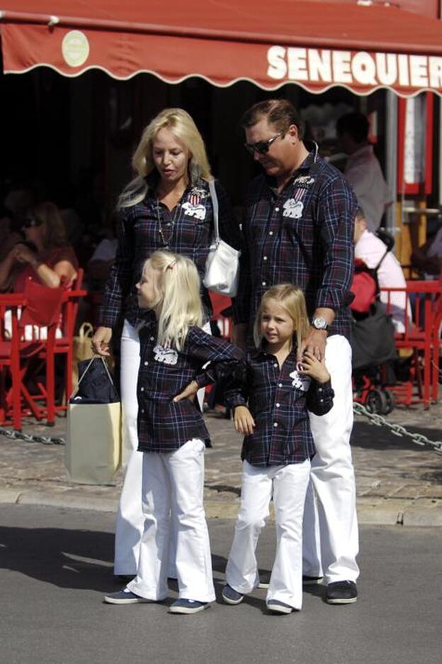 Camilla y Carlos de Borbón Dos Sicilias con sus hijos.