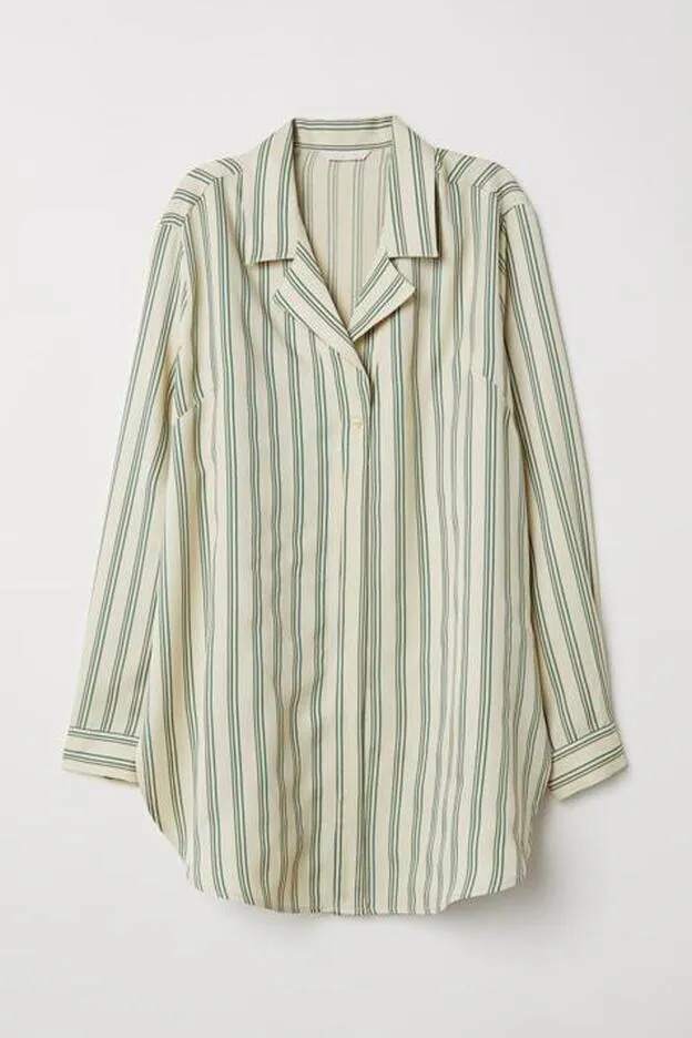 Camisa de rayas oversize con hombros caídos de H&M.