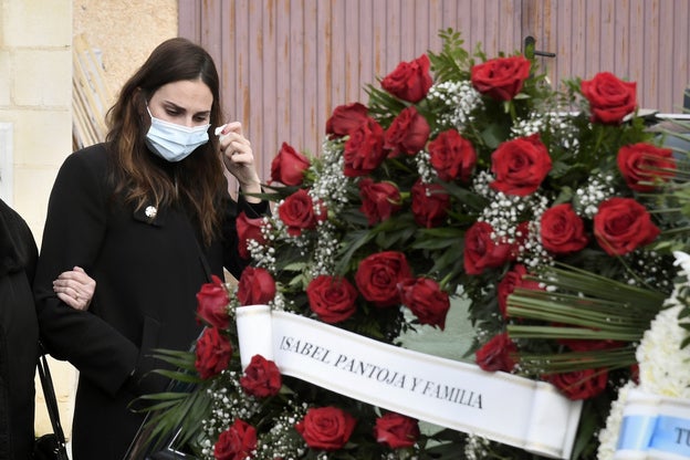 Irene Rosales recibe una corona de su suegra, Isabel Pantoja, en plena guerra mediática..