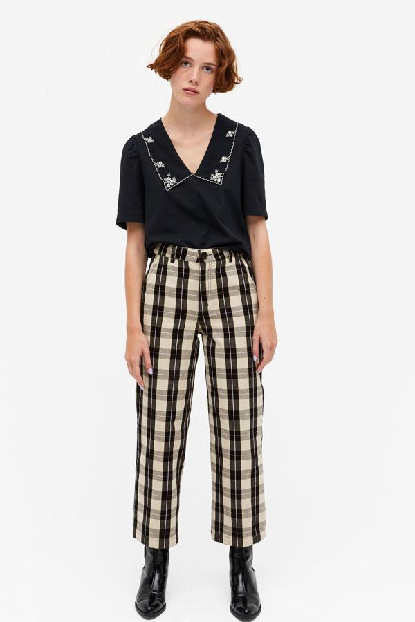 Pantalones rectos de cuadros negros y beige de Monki: 30 euros