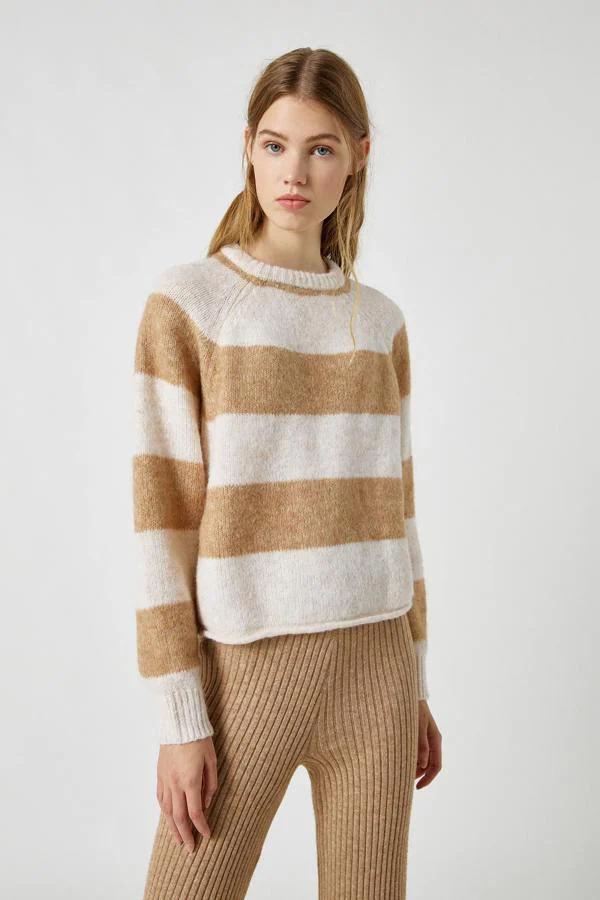 Jersey cropped a rayas beige y marrón de Pull and Bear: 18,39 euros (antes 22,99 euros)