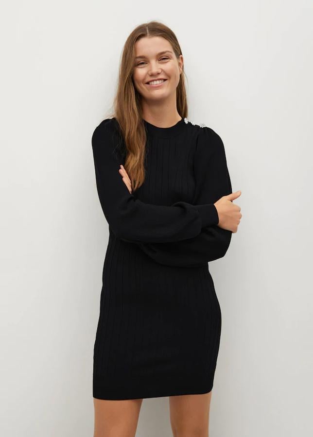 Vestido de punto negro con botones en los hombros de Mango: 49,99 euros