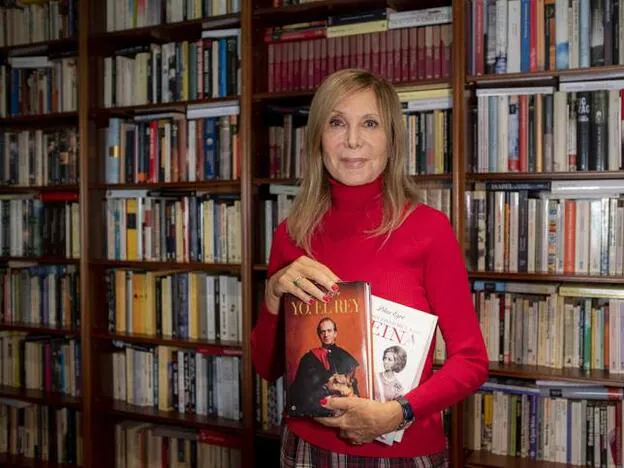 Pilar Eyre posando con sus libros./d.r.