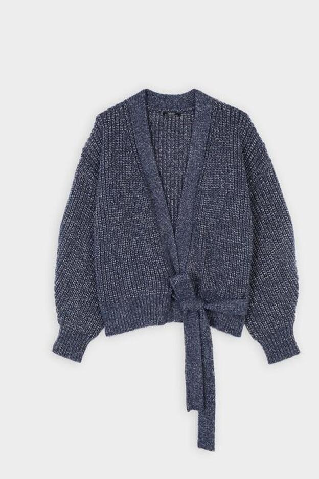 Chaqueta de punto jaspeada en azul con cinturón de Parfois (39,99 euros)