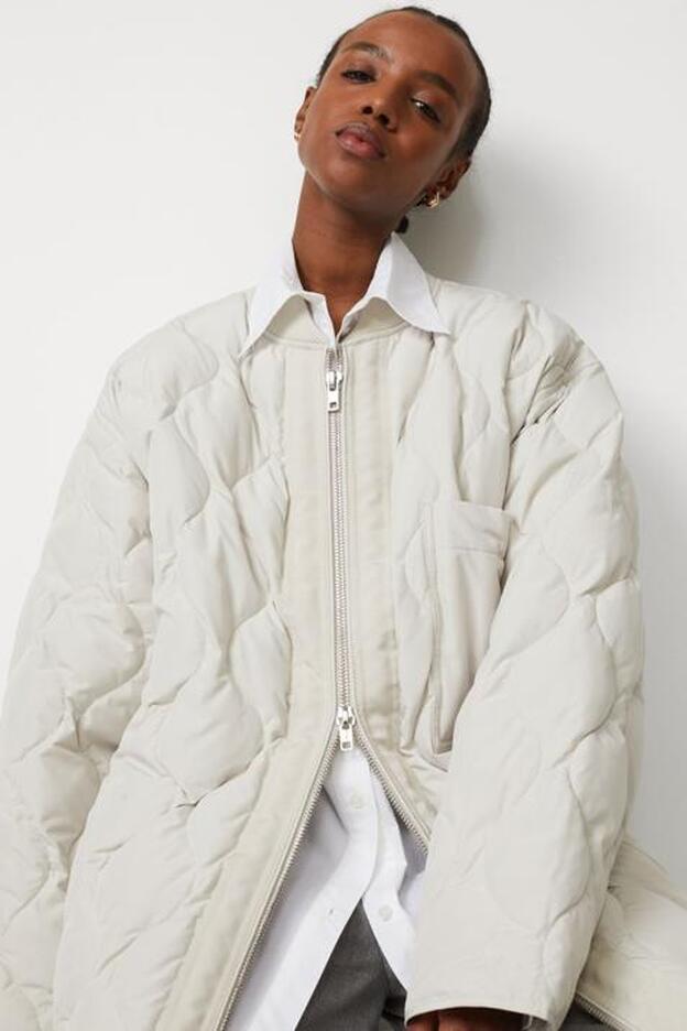 El abrigo más original de la temporada está en web de H&M y tiene lista espera | Mujer Hoy