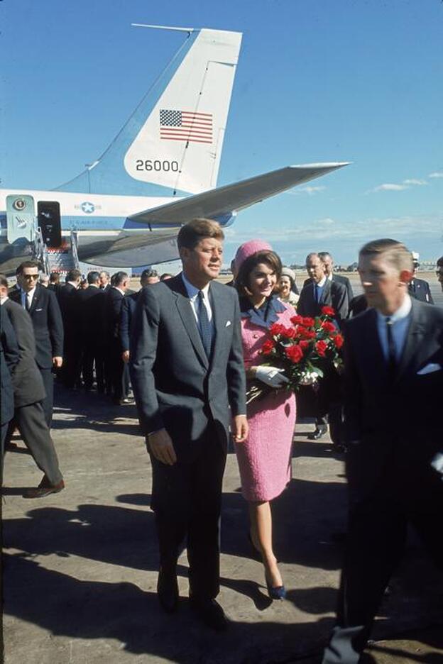 Jackie Kennedy a su llegada a Dallas, horas antes del asesinato de JFK.