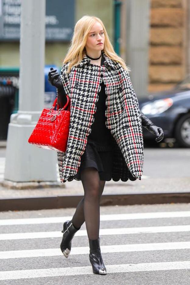 Julia Garner como Anna Delvey mientras rodaba la serie 'Inventing Anna' para Netflix.