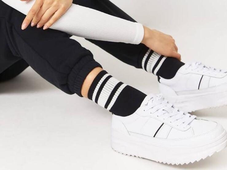 Cómodas y fáciles de combinar: estas sneakers blancas son las más bonitas (y baratas) de la temporada