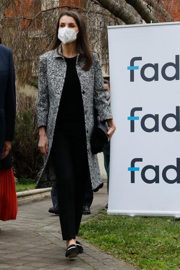 La Reina, con abrigo de Nina Ricci y mocasines de Hugo Boss en una reunión con la FAD